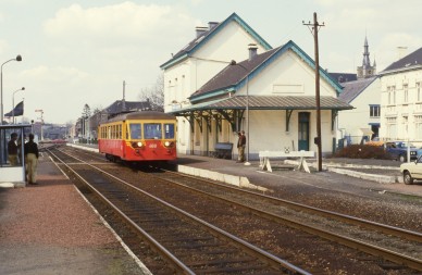 Courcelles-Centre - TH 84-4257.jpg